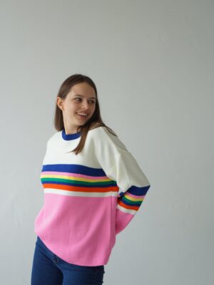 яскравий смугастий светр