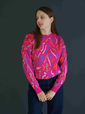 Жіночий малиновий светр із абстрактним принтом