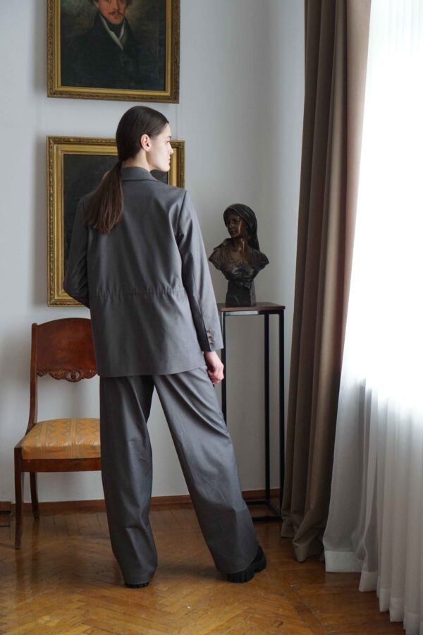 сірий жіночий костюм